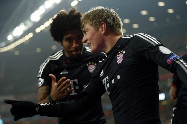 Toni Kroos (vpravo) z Bayernu se raduje z první trefy v utkání Ligy mistrů proti Arsenalu.