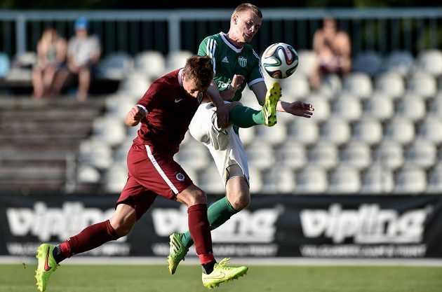 Sparťanský záložník Lukáš Mareček (vlevo) střílí na hřišti Tallinnu jediný gól svého mužstva.
