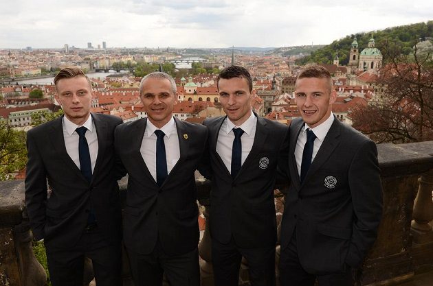 Trenér Sparty Praha Vítězslav Lavička (druhý zprava) a hráči Ladislav Krejčí (vlevo), David Lafata a Pavel Kadeřábek před sobotním derby se Slavií na terase Lobkowiczkého paláce na Pražském hradě.