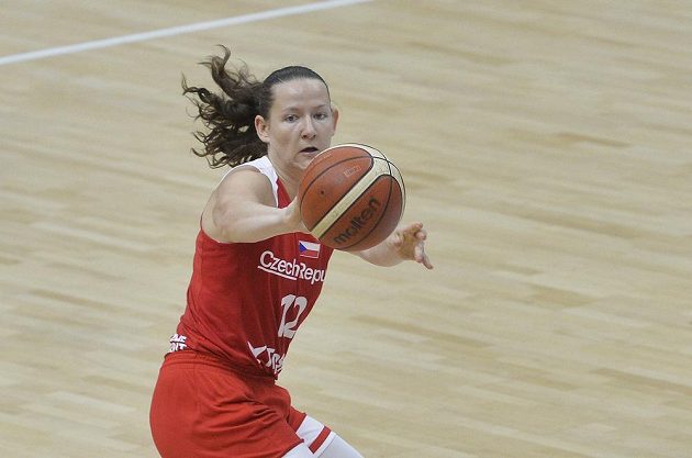 Česká basketbalistka Tereza Vyoralová v akci během přípravného turnaje v Praze.