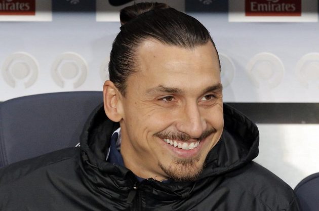 Zlatan Ibrahimovic ještě na lavičce náhradníků. Během druhé půle šlágru kola francouzské ligy však naskočil do týmu Paris SG proti Marseille.