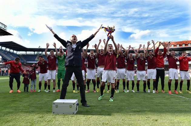 Masér Tomáš Stránský (vlevo) a fotbalisté Sparty Praha během děkování fanouškům po utkání 28. kola Gambrinus ligy s Olomoucí.