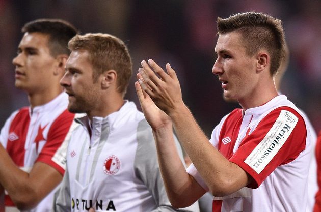 Slávistický záložník Jaromír Zmrhal (vpravo) děkuje fanouškům po utkání 5. kola Synot ligy s Plzní.