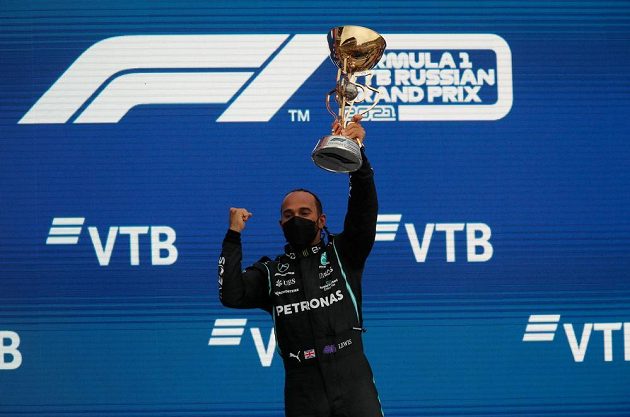 Úřadující mistr světa Brit Lewis Hamilton vybojoval ve Velké ceně Ruska jubilejní 100. vítězství ve formuli 1.