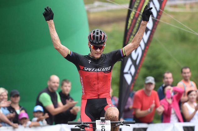 Vítěz Jaroslav Kulhavý se raduje z vítězství na mistrovství České republiky v cross country.