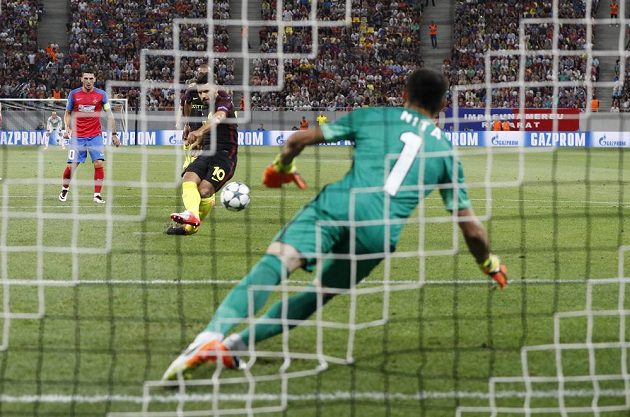 Sergio Agüero z Manchesteru City neproměňuje svůj první pokutový kop na hřišti Steauy. Constantin Nita střelu zlikvidoval.