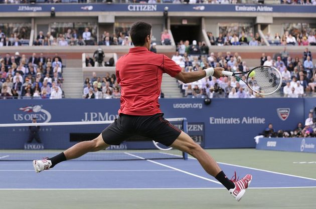 Novak Djokovič ze Srbska vrací míček na stranu Rafaela Nadala ze Španělska ve finále US Open.