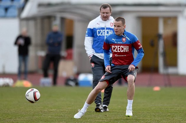 Adam Hloušek (vpředu) a trenér Pavel Vrba během tréninku české fotbalové reprezentace před utkáním kvalifikace ME 2016 s Lotyšskem.