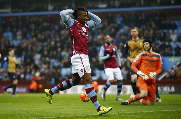 Fotbalista Aston Villy Adama Traore se drží za hlavu po promarněné šanci. Petr Čech (vzadu) udržel čisté konto.