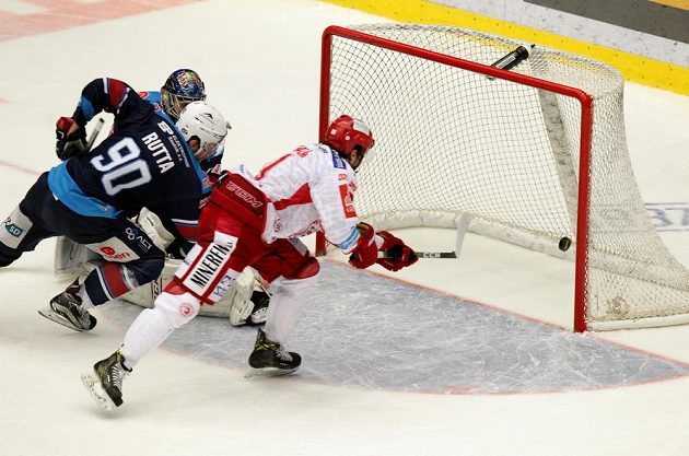 David Cienciala z Třince střílí vítězný gól ve čtvrtfinále play off hokejové extraligy do sítě chomutovských Pirátů.