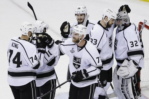 Hrdinové Los Angeles Jeff Carter (77) a brankář Jonathan Quick (32) se spoluhráči po třetím finále s Rangers.