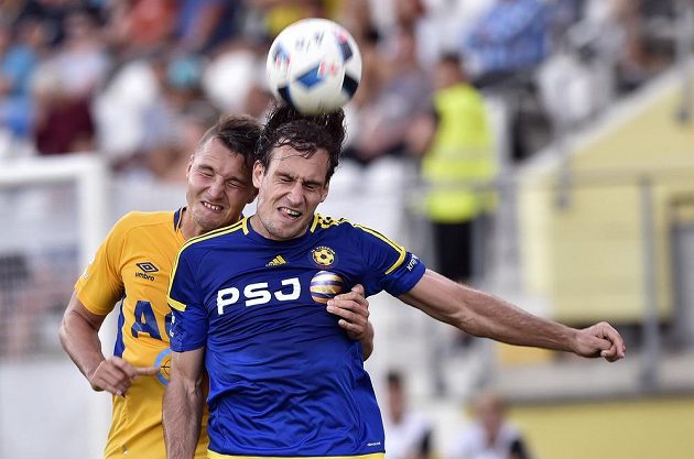 Davor Kukec z Teplic (vlevo) v souboji s jihlavským útočníkem Michaelem Rabušicem v utkání 5. ligového kola.