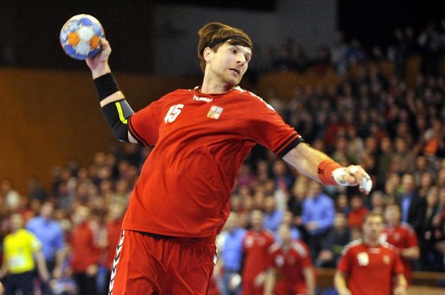 Český házenkář Tomáš Říha při střelbě v kvalifikačním duelu o postup na MS proti Turecku.