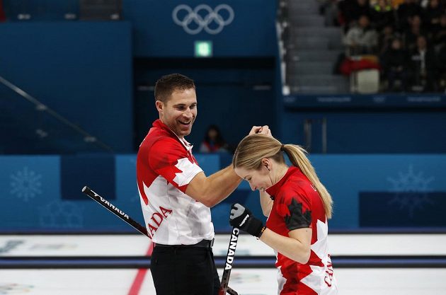 Kanadská curlingová dvojice Kaitlyn Lawesová a John Morris oslavuje postup do olympijského finále.