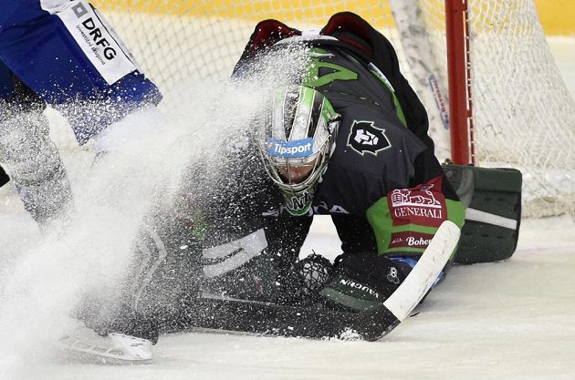 Brankář Mladé Boleslavi Pavel Kantor v akci během extraligového utkání s Kometou.