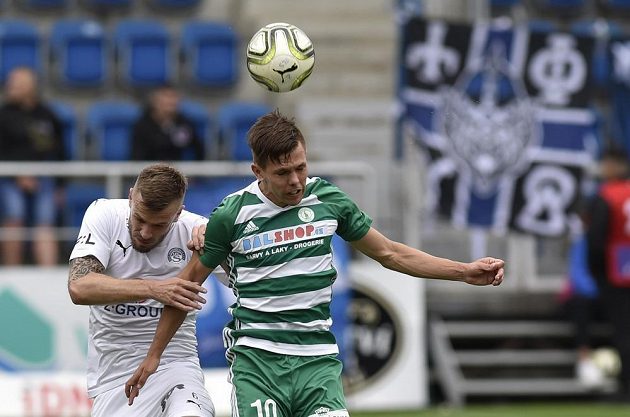 Ve vzdušném souboji Stanislav Hofmann (vlevo) ze Slovácka a Jakub Nečas z Bohemians.