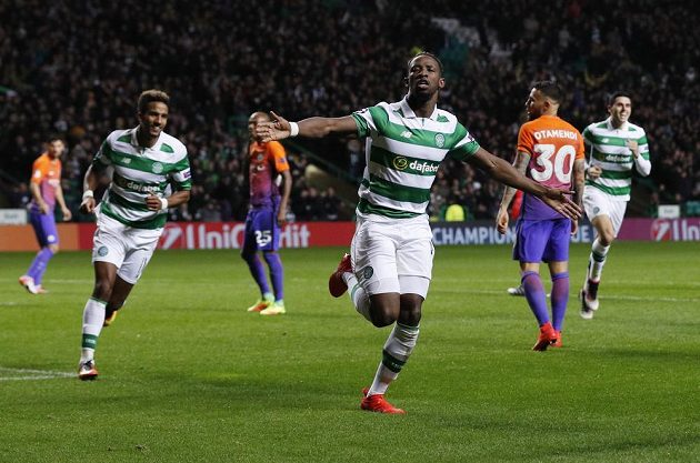 Útočník Celtiku Moussa Dembélé (vpředu) se raduje z gólu proti Manchesteru City v zápase Ligy mistrů.