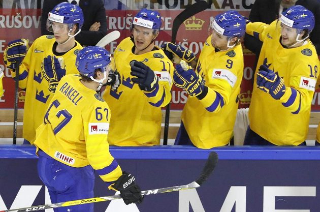 Švéd Rickard Rakell se raduje se spoluhráči, právě otevřel skóre v zápase s Českem.