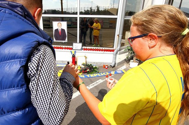 Fanoušci FK Teplice přišli na stadión uctít památku ředitele klubu Františka Hrdličky, který v sobotu náhle zemřel ve věku 57 let.