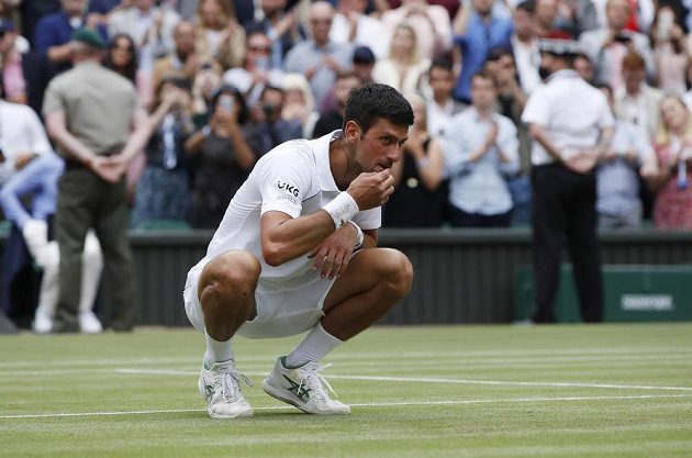 Klasika Novaka Djokoviče. Po triumfu ve Wimbledonu ochutnává trávu na centrálním dvorci.