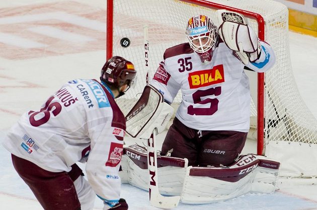 Brankář Sparty Filip Novotný dostává gól od Pata Mullaneho z Karlových Varů (není na snímku).
