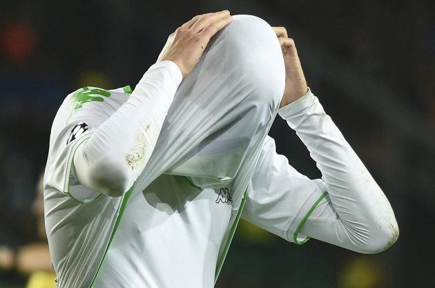 Poznáte ho? Bas Dost z Wolfsburgu reaguje poté, co neproměnil šanci proti Eindhovenu.