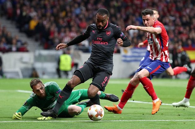 Alexandre Lacazette (9) z Arsenalu a Jose Gimenez (vpravo) s Janem Oblakem z Atlétika.