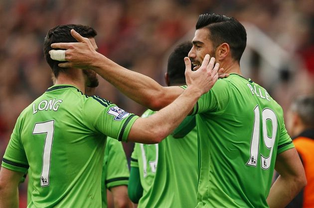Útočník Southamptonu Graziano Pellé (vpravo) se raduje se spoluhráčem Shanem Longem z gólu proti Stoke.