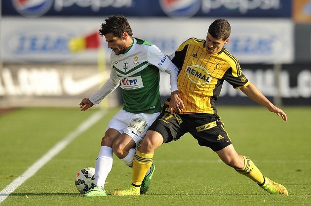 Jablonecký záložník Daniel Silva Rossi (vlevo) a záložník Bohemians 1905 Vojtěch Engelmann v utkání Poháru FAČR.