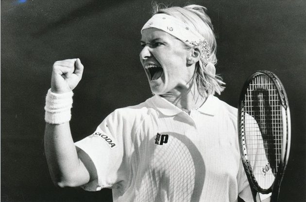 Jana Novotná, bývalá česká profesionální tenistka a světová jednička v ženské čtyřhře, dosáhla řady velkých úspěchů. V neděli 19. listopadu však prohrála souboj s těžkou nemocí a zemřela ve věku 49 let.
