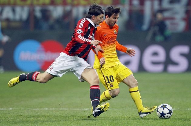 Lionel Messi z Barcelony (vpravo) si kryje míč před Riccardem Montolivem z AC Milán.