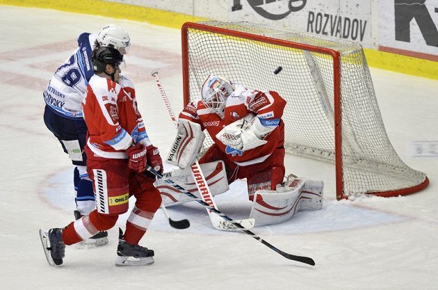 Zleva Tomáš Vracovský z Plzně, Petr Strapáč z Olomouce a brankáč Olomouce Branislav Konrád.