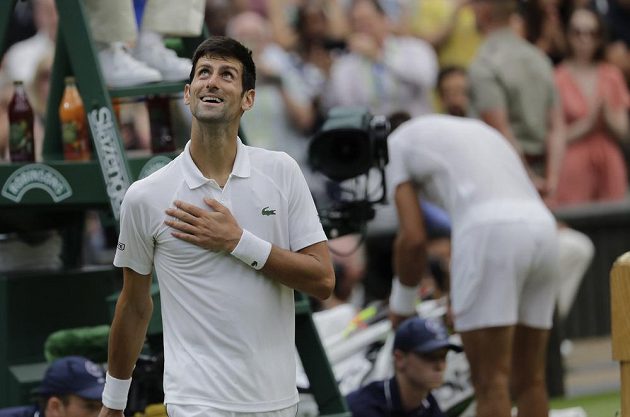 Úsměv na tváři Novaka Djokoviče po vyhraném semifinále Wimbledonu nad Rafaelem Nadalem.