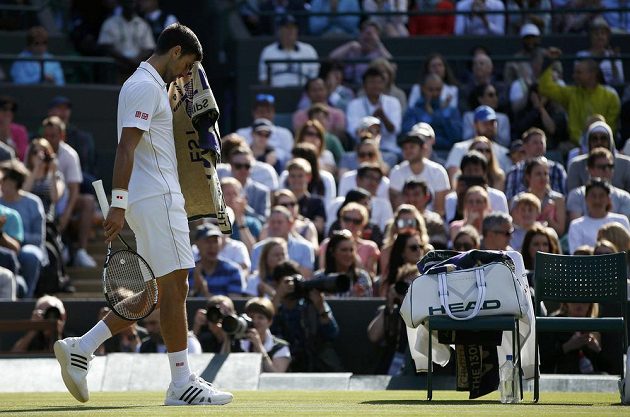 Zklamaný Novak Djokovič po porážce s Američanem Samem Querreym ve třetím kole Wimbledonu.