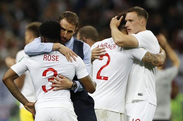 Hlavní trenér fotbalistů Anglie Gareth Southgate utěšuje své svěřence po porážce v semifinále MS.