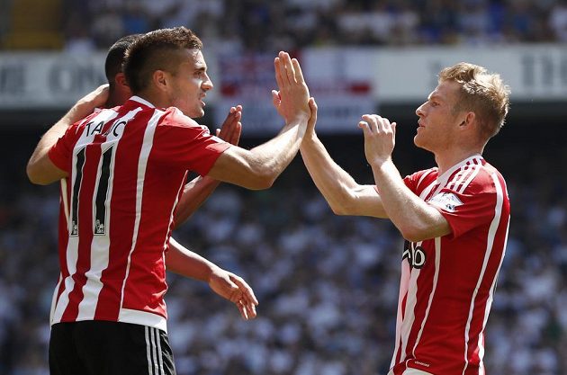 Steven Davis a Dušan Tadič oslavují vstřelenou branku během zápasu s Tottenhamem.