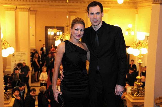 Petr Čech s manželkou Martinou během vyhlášení ankety Fotbalista roku 2012 na pražském Žofíně.
