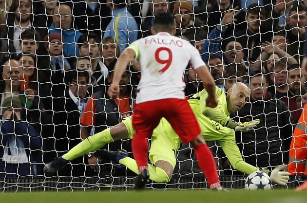 Gólman Manchesteru City Willy Caballero kryje ve druhé půli penaltu Radamelu Falcaovi.