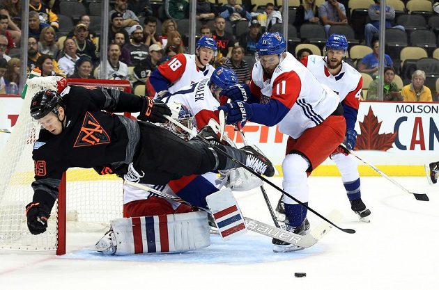 Nathan MacKinnon (29) z Výběru Severní Ameriky atakovaný Martinem Hanzalem (11) před gólmanem Michalem Neuvirthem.