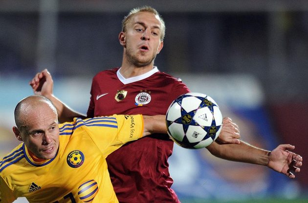 Jihlavský záložník Václav Koloušek (vlevo) v souboji se záložníkem Sparty Jiřím Skalákem.