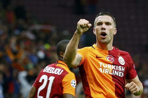 Lukas Podolski z Galatasaraye Istanbul se raduje z gólu, který vstřelil Benfice Lisabon.