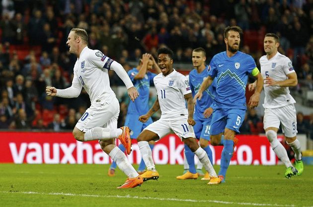 Kapitán anglické reprezentace Wayne Rooney (vlevo) se raduje z proměněné penalty v kvalifikaci o postup na ME 2016 proti Slovinsku.