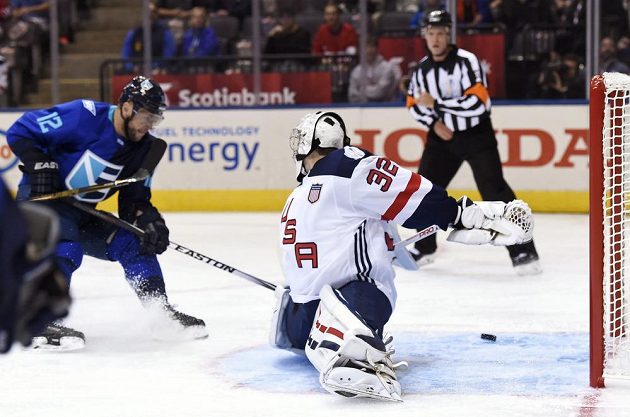 Marian Gáborik z Výběru Evropy střílí gól týmu USA při Světovém poháru, brankář Jonathan Quick nedokázal zastavit slovenského hráče.