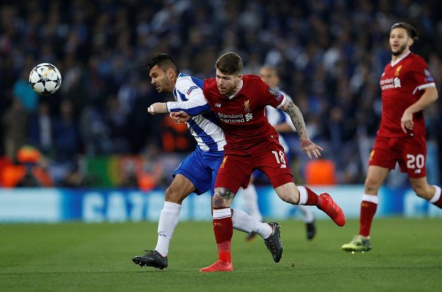 Liverpoolský Alberto Moreno svádí souboj o míč s Jesusem Coronou během utkání Ligy mistrů.