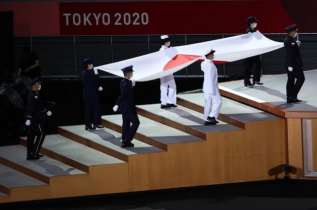 Slavnostní pochod s japonskou vlajkou během zahajovacího ceremoniálu LOH 2021 v Tokiu.
