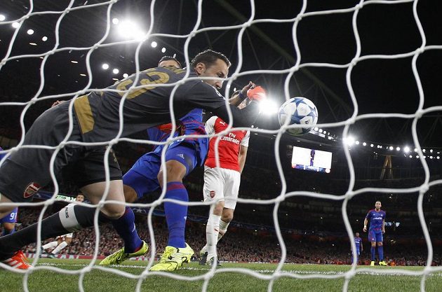 Brankář Arsenalu David Ospina chyboval v utkání proti Olympiakosu Pireus a soupeři pomohl ke snadnému gólu.
