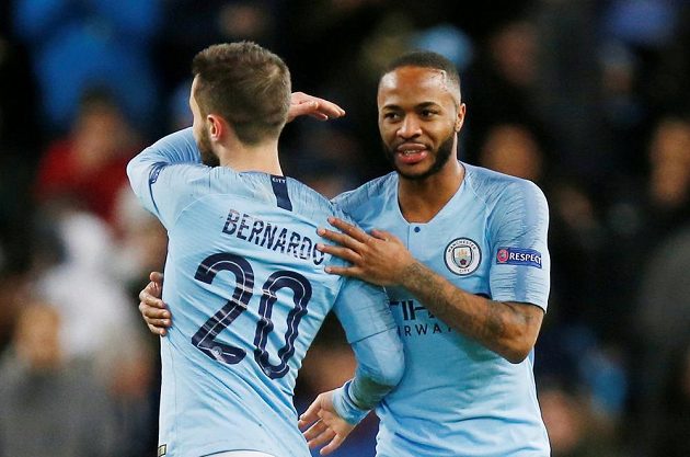 Raheem Sterling (vpravo) a Bernardo Silva po čtvrtém gólu Manchesteru City do sítě Schalke.
