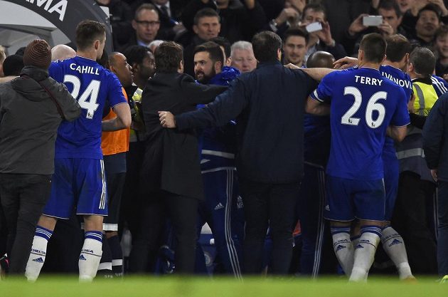 Divoké chvíle po zápase Chelsea - Tottenham. Do strkanice se pustil kouč Kohoutů Mauricio Pochettino.
