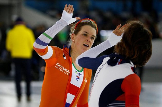 Symbolické předávání žezla. Česká obhájkyně titulu Martina Sáblíková (vpravo) gratuluje k triumfu Ireen Wüstové z Nizozemska.