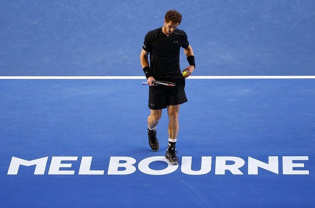 Britský tenista Andy Murray se připravuje na podání ve finále mužské dvouhry na letošním Australian Open.